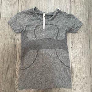 Lululemon size 2 shirt